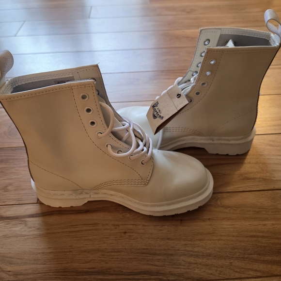 Doc Martens All White Smooth Mono Combat Boots Womens 6 Mens 5 NWT - Picture 7 of 8